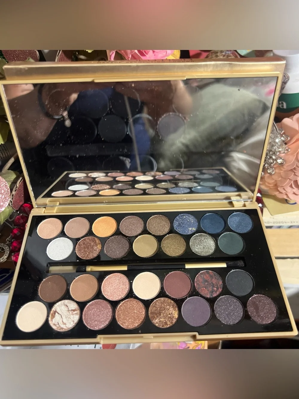 Makeup Revolution Fortune Favours The Brave Eyeshadow Palette - Gold